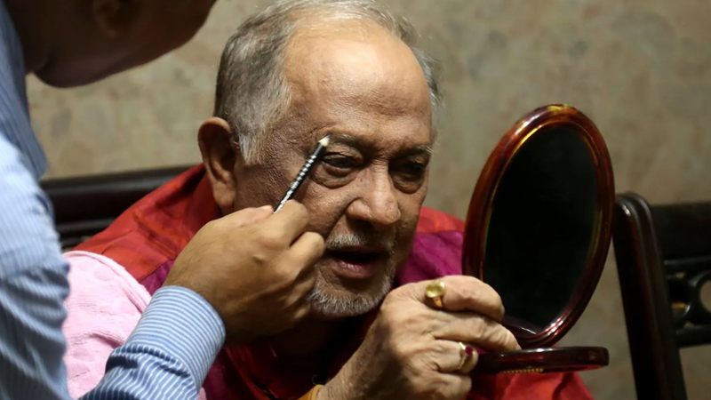 মঞ্চ থেকে নায়করাজ, অভিনয়ের বাতিঘর হিসেবেই রয়ে যাবেন তিনি মঞ্চ থেকে নায়করাজ, অভিনয়ের বাতিঘর হিসেবেই রয়ে যাবেন তিনি