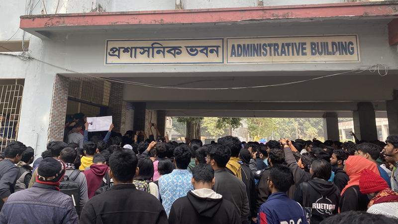 ৯ দফা দাবিতে রুয়েটের প্রশাসন ভবনে তালা ৯ দফা দাবিতে রুয়েটের প্রশাসন ভবনে তালা