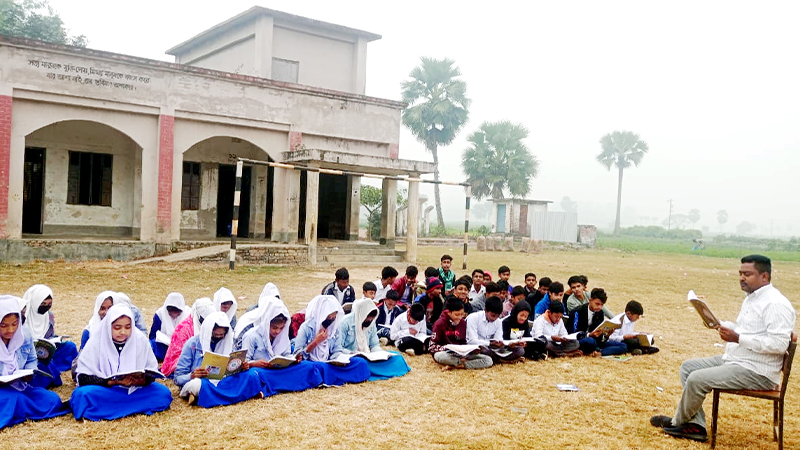 শ্রেণিকক্ষ ও বেঞ্চ সংকট: খোলা আকাশের নিচে চলছে শিক্ষার্থীদের পাঠদান শ্রেণিকক্ষ ও বেঞ্চ সংকট: খোলা আকাশের নিচে চলছে শিক্ষার্থীদের পাঠদান