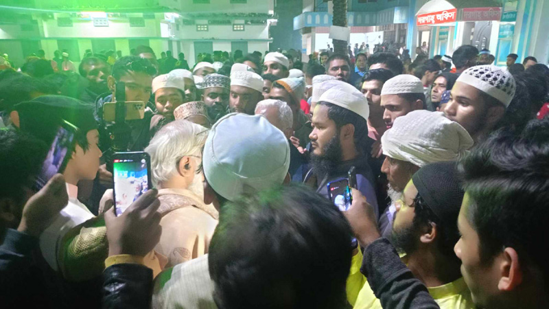 নামাজ নিয়ে কটূক্তির অভিযোগে শাহজালাল মাজারে বিক্ষোভ, ট্যুরিস্ট পুলিশ অবরুদ্ধ নামাজ নিয়ে কটূক্তির অভিযোগে শাহজালাল মাজারে বিক্ষোভ, ট্যুরিস্ট পুলিশ অবরুদ্ধ