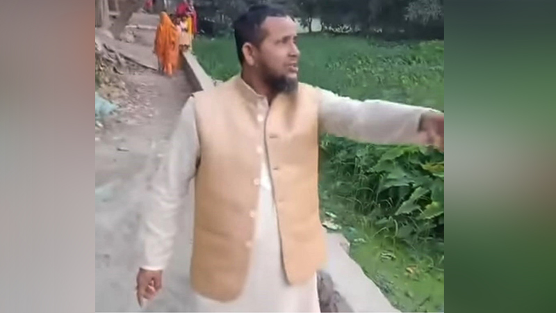বালু নিয়ে খেলায় শিশুকে পুকুরে ফেলে দিলেন শিক্ষক বালু নিয়ে খেলায় শিশুকে পুকুরে ফেলে দিলেন শিক্ষক