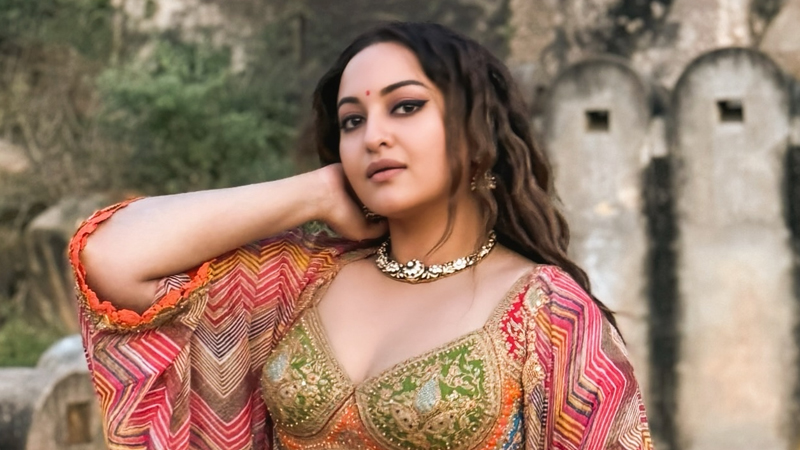 হাত জোর করে সোনাক্ষী বললেন, এবার দয়া করে থামুন হাত জোর করে সোনাক্ষী বললেন, এবার দয়া করে থামুন