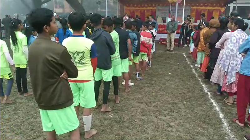 তীব্র শীতেও হাফপ্যান্ট-জার্সি পরিয়ে দাঁড় করিয়ে রাখা হলো শিক্ষার্থীদের তীব্র শীতেও হাফপ্যান্ট-জার্সি পরিয়ে দাঁড় করিয়ে রাখা হলো শিক্ষার্থীদের