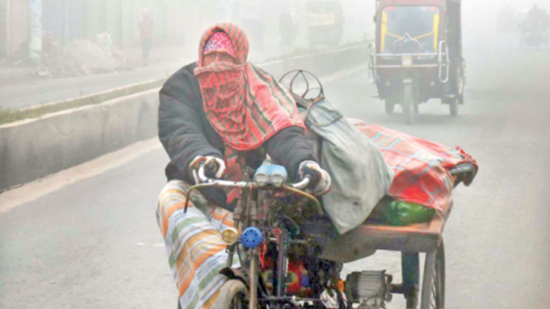 শীত-কুয়াশার দাপটে জবুথবু জনজীবন শীত-কুয়াশার দাপটে জবুথবু জনজীবন