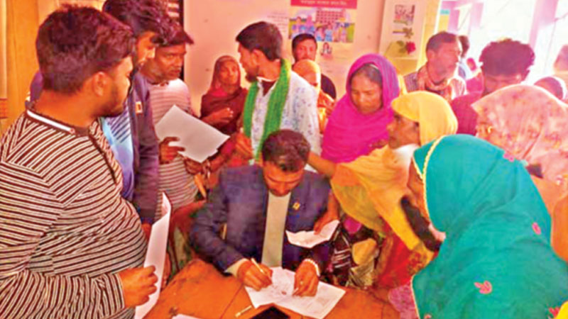 তালা ভেঙে চেয়ারম্যানকে পরিষদে আনলেন নারীরা তালা ভেঙে চেয়ারম্যানকে পরিষদে আনলেন নারীরা