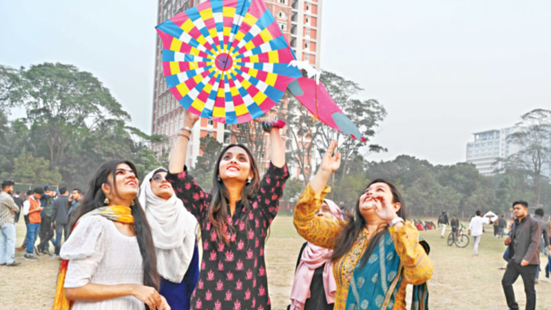 বাহারি ঘুড়িতে সাজল পুরান ঢাকার আকাশ বাহারি ঘুড়িতে সাজল পুরান ঢাকার আকাশ