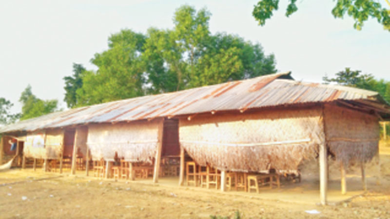 জীর্ণ শ্রেণিকক্ষে পড়ায় মন বসে না শিক্ষার্থীদের জীর্ণ শ্রেণিকক্ষে পড়ায় মন বসে না শিক্ষার্থীদের
