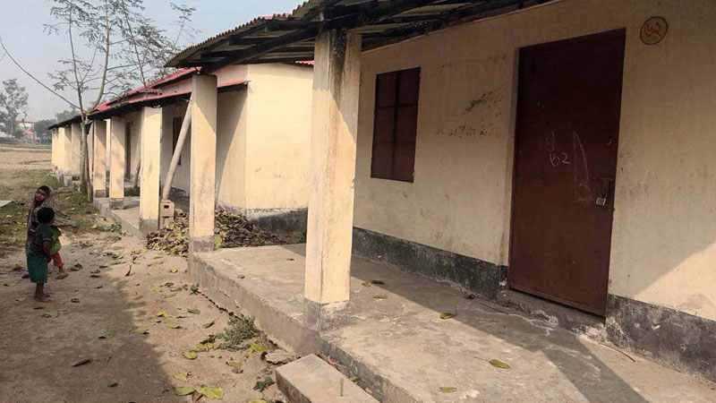 আশ্রয়ণে তালা দিয়ে উধাও বাসিন্দারা আশ্রয়ণে তালা দিয়ে উধাও বাসিন্দারা