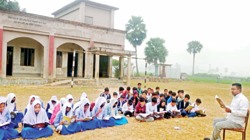 কক্ষ ও বেঞ্চ সংকট পড়ালেখা মাঠে কক্ষ ও বেঞ্চ সংকট পড়ালেখা মাঠে