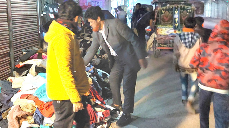 মধ্যরাতে ফুটপাতের দোকানে গরম কাপড় কিনতে ভিড় মধ্যরাতে ফুটপাতের দোকানে গরম কাপড় কিনতে ভিড়