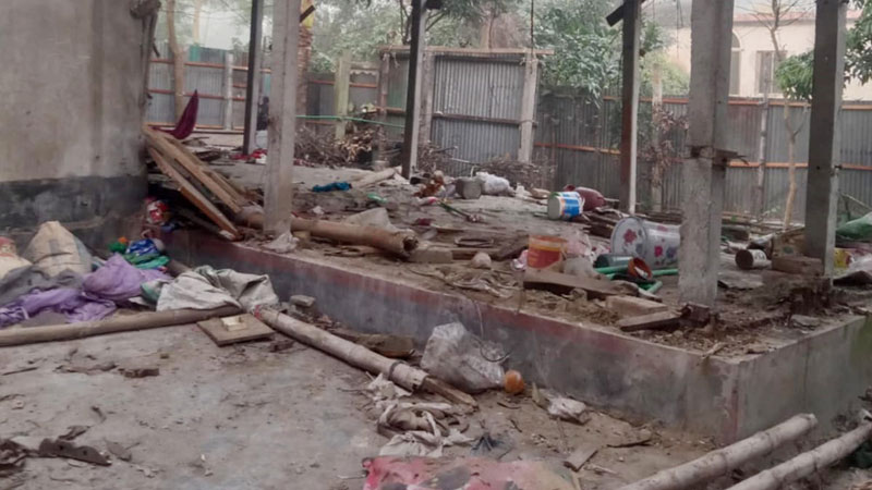 হামলায় তছনছ আ’লীগ নেতার বোনের বাড়ি হামলায় তছনছ আ’লীগ নেতার বোনের বাড়ি