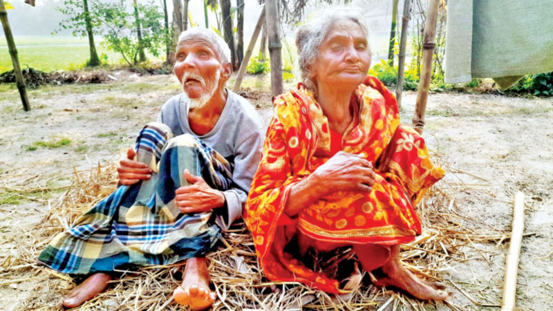 বৃদ্ধ ছেলের সহায় অশীতিপর মা বৃদ্ধ ছেলের সহায় অশীতিপর মা