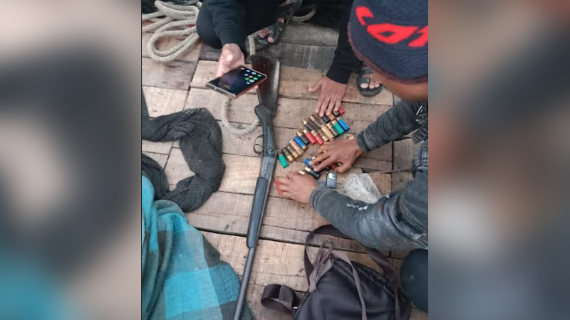 দুবলার চরে ডাকাতিকালে ৩ ভারতীয় জলদস্যু আটক দুবলার চরে ডাকাতিকালে ৩ ভারতীয় জলদস্যু আটক