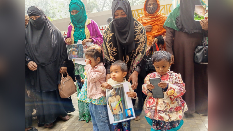 জুলাই অভ্যুত্থানে নিহত বাবার ছবি বুকে জড়িয়ে মানববন্ধনে ছোট্ট রিদা জুলাই অভ্যুত্থানে নিহত বাবার ছবি বুকে জড়িয়ে মানববন্ধনে ছোট্ট রিদা