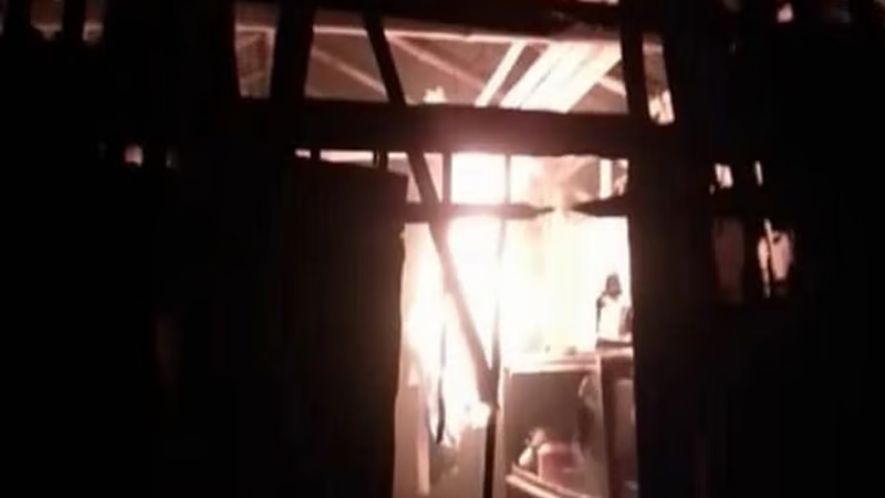 ভেড়ামারায় স্বেচ্ছাসেবক দলের নেতার বাড়িতে হামলা, আগুন ভেড়ামারায় স্বেচ্ছাসেবক দলের নেতার বাড়িতে হামলা, আগুন