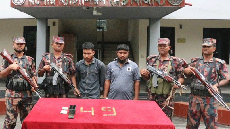 যশোরে প্রায় সাড়ে ৪ কোটি টাকার স্বর্ণের বারসহ আটক ২ যশোরে প্রায় সাড়ে ৪ কোটি টাকার স্বর্ণের বারসহ আটক ২