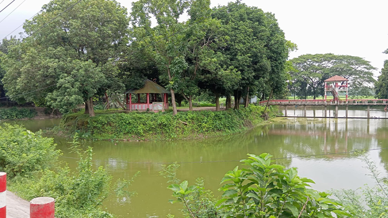 দিনের বেলায় কিশোর গ্যাং, রাতে মাদকসেবীদের দখলে থাকে ডিসি পার্ক দিনের বেলায় কিশোর গ্যাং, রাতে মাদকসেবীদের দখলে থাকে ডিসি পার্ক