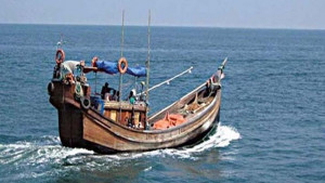 সাগরে ট্রলার থেকে ইলিশ লুটে নিল জলদস্যুরা