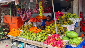 গোপালগঞ্জে কারফিউ: কাঁচা বাজারের পণ্য নিয়ে বিপাকে ব্যবসায়ীরা