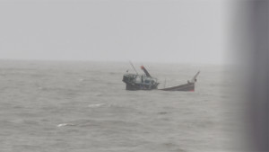 বঙ্গোপসাগরে মাছ ধরার ট্রলার ডুবি, খোঁজ নেই পাঁচ জেলের