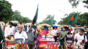 দাঁড়িয়ে রিকশাচালকদের স্যালুট জানালেন দুই উপদেষ্টা ও শতাধিক নারী