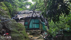 থামেনি বৃষ্টি, পাহাড় থেকে নামছেন না অনেকেই