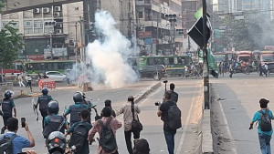 গুলিস্তানে শিক্ষার্থী-আইনশৃঙ্খলা বাহিনীর পাল্টাপাল্টি ধাওয়া, সাউন্ড গ্রেনেড নিক্ষেপ