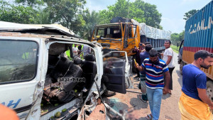নাটোরে মাইক্রোবাস ও ট্রাকের মুখোমুখি সংঘর্ষে নিহত ৬