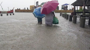 বরগুনায় বিপৎসীমার ৩৪ সেন্টিমিটার ওপর নদীর পানি, টানা বর্ষণে জনজীবন বিপর্যস্ত