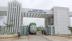 আশুরায় বেনাপোল বন্দরে আমদানি-রপ্তানি বন্ধ