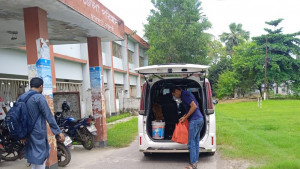 বিতর্কিত ঠিকাদারের কাচ্চিতে ভূরিভোজ কর্মকর্তা-কর্মচারীর