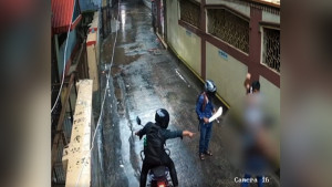 ছিনতাইকারীরা খুলে নিয়ে গেলো জামা-জুতা