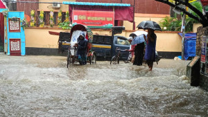 ভারী বর্ষণে চট্টগ্রামে সড়কে পানি, দুর্ভোগ কর্মস্থলগামী লোকজনের