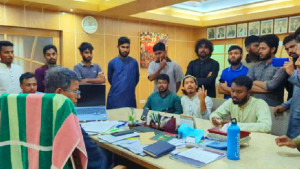 ‘আপনাকে আমরা বসিয়েছি, আপনি আমাদের কথা শুনতে বাধ্য’, উপাচার্যকে বললেন শিক্ষার্থীরা