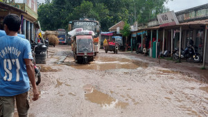২০ টন ধারণক্ষমতার সড়কে চলছে ৫০ টনের যানবাহন