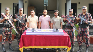 যশোরে স্বর্ণের ১১ বারসহ তিন পাচারকারী আটক