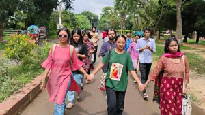 জাবিতে গাছ উপড়ে ফেলার প্রতিবাদে বিক্ষোভ 