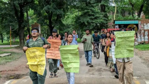 গঙ্গাচড়ায় হিন্দুপল্লীতে হামলার প্রতিবাদে জাহাঙ্গীরনগরে বিক্ষোভ