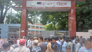 মহাসড়ক অবরোধ ও পটিয়া থানা ঘেরাও বৈষম্যবিরোধী শিক্ষার্থীদের