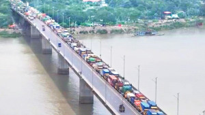 উপদেষ্টার গাড়ি এক সেতুতে দুই ঘণ্টা