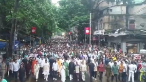বিজেপিশাসিত রাজ্যে বাঙালি হেনস্থার প্রতিবাদ, বৃষ্টিতে ভিজে মমতার বিক্ষোভ