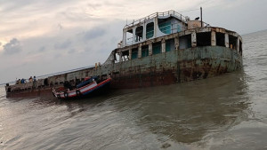 ৬ দিনেও উদ্ধার হয়নি পশ্চিমবঙ্গে ডুবে যাওয়া বাংলাদেশি কার্গো জাহাজ