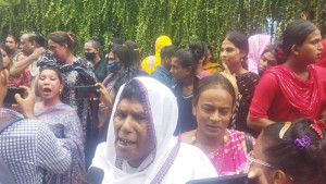 রক্ত দিতে বার্ন ইউনিটে ছুটে গেলেন তৃতীয় লিঙ্গের রোকসানা-মীমরা