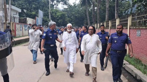 জামিন চাইতে এসে তোপের মুখে ২ আ.লীগ নেতা, ডিম নিক্ষেপ