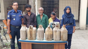 জামালপুরে ৮০ লিটার চোলাই মদ জব্দ, নারীসহ আটক ৩