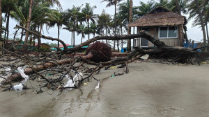 ভাঙছে সেন্টমার্টিনের তীর, ডুবছে ঘরবাড়ি