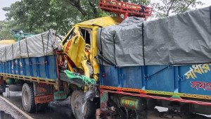 টোলপ্লাজায় দাঁড়ানো ট্রাকে অপর ট্রাকের ধাক্কা, হেলপার নিহত