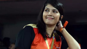 লুকিয়েও বাঁচেন না কাব্য, ক্যামেরাম্যান খুঁজেই ফেলে!