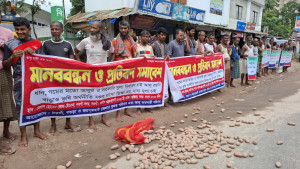 ন্যায্যমূল্য নির্ধারণের দাবিতে সড়কে আলু ফেলে কৃষকদের মানববন্ধন
