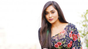 ক্ষমতার কাছে গেলে অনেকের চেহারা বদলে যায়: মম